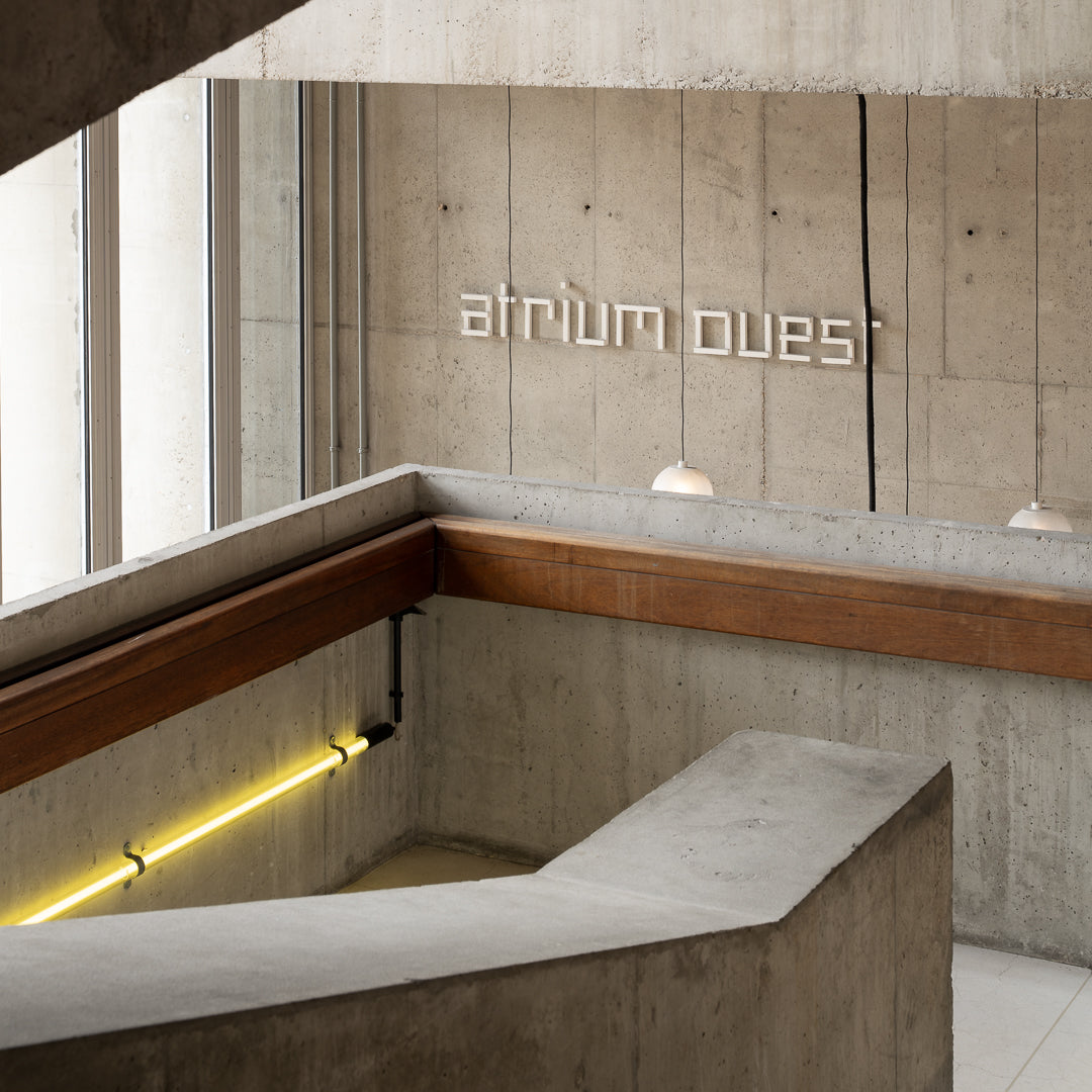 centre-national-danse-pantin-jacques-kalisz-atrium-ouest-sign-wooden-handrail-pendant-lights-thibaud-poirier