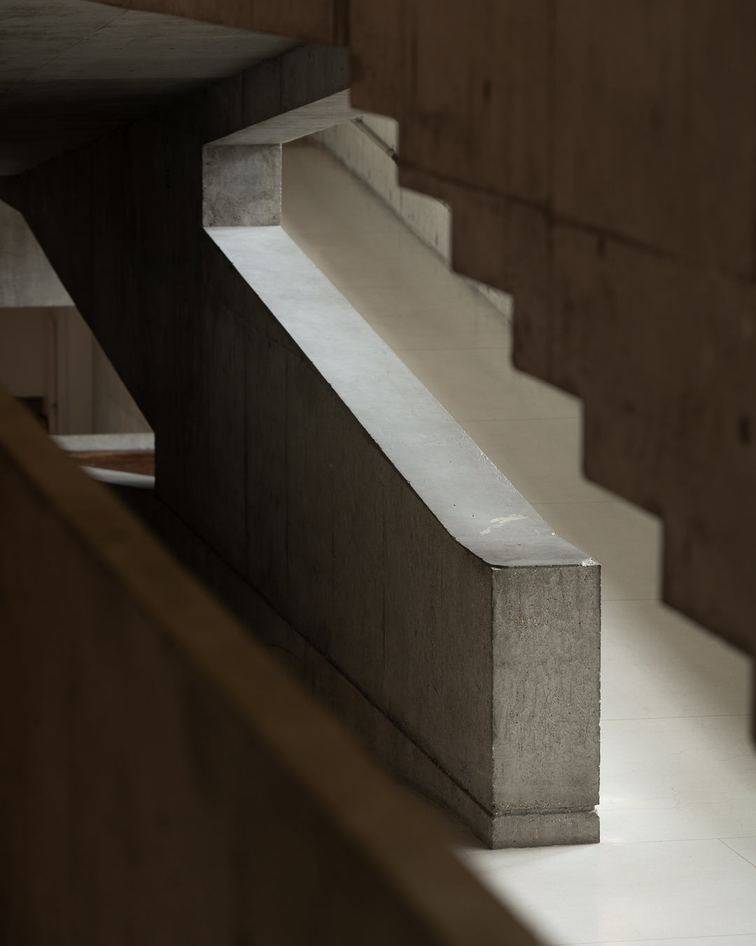 centre-national-danse-pantin-jacques-kalisz-concrete-handrail-staircase-detail-thibaud-poirier