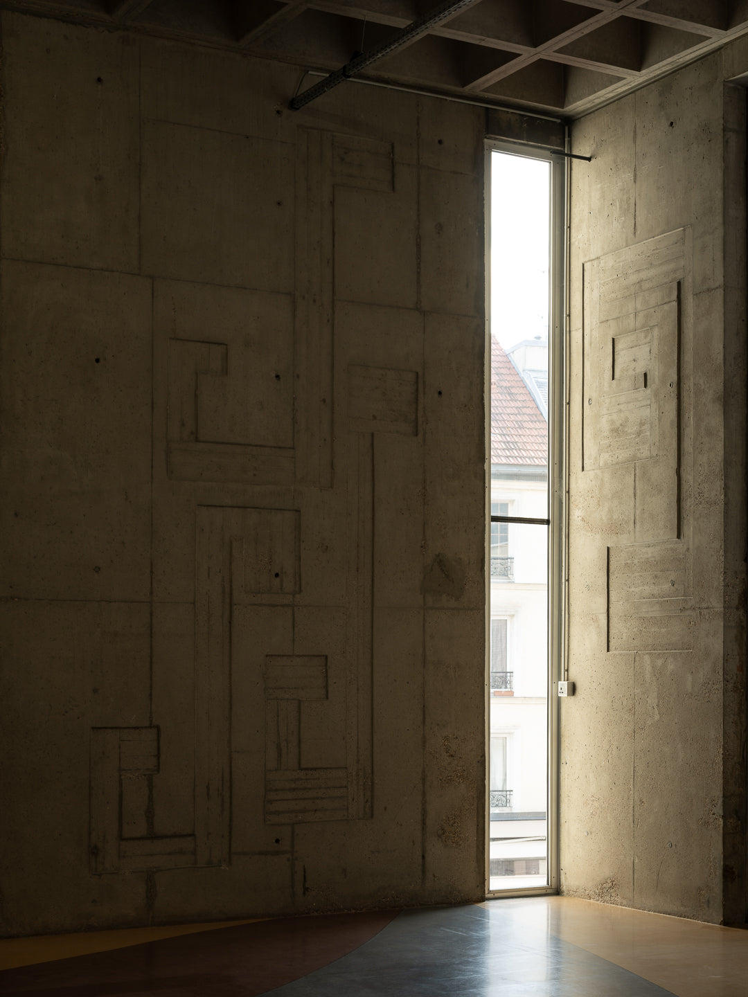 centre-national-danse-pantin-jacques-kalisz-concrete-relief-wall-narrow-window-dance-studio-thibaud-poirier