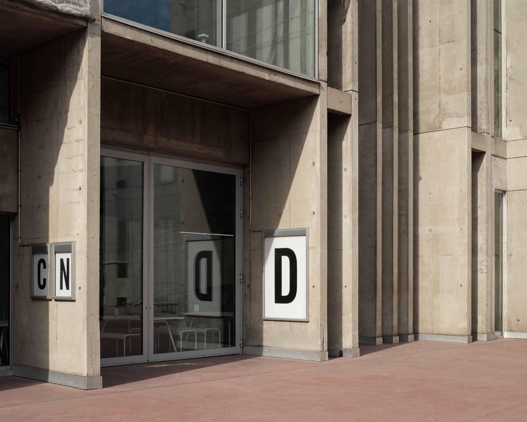 centre-national-danse-pantin-jacques-kalisz-entrance-facade-concrete-pillars-thibaud-poirier