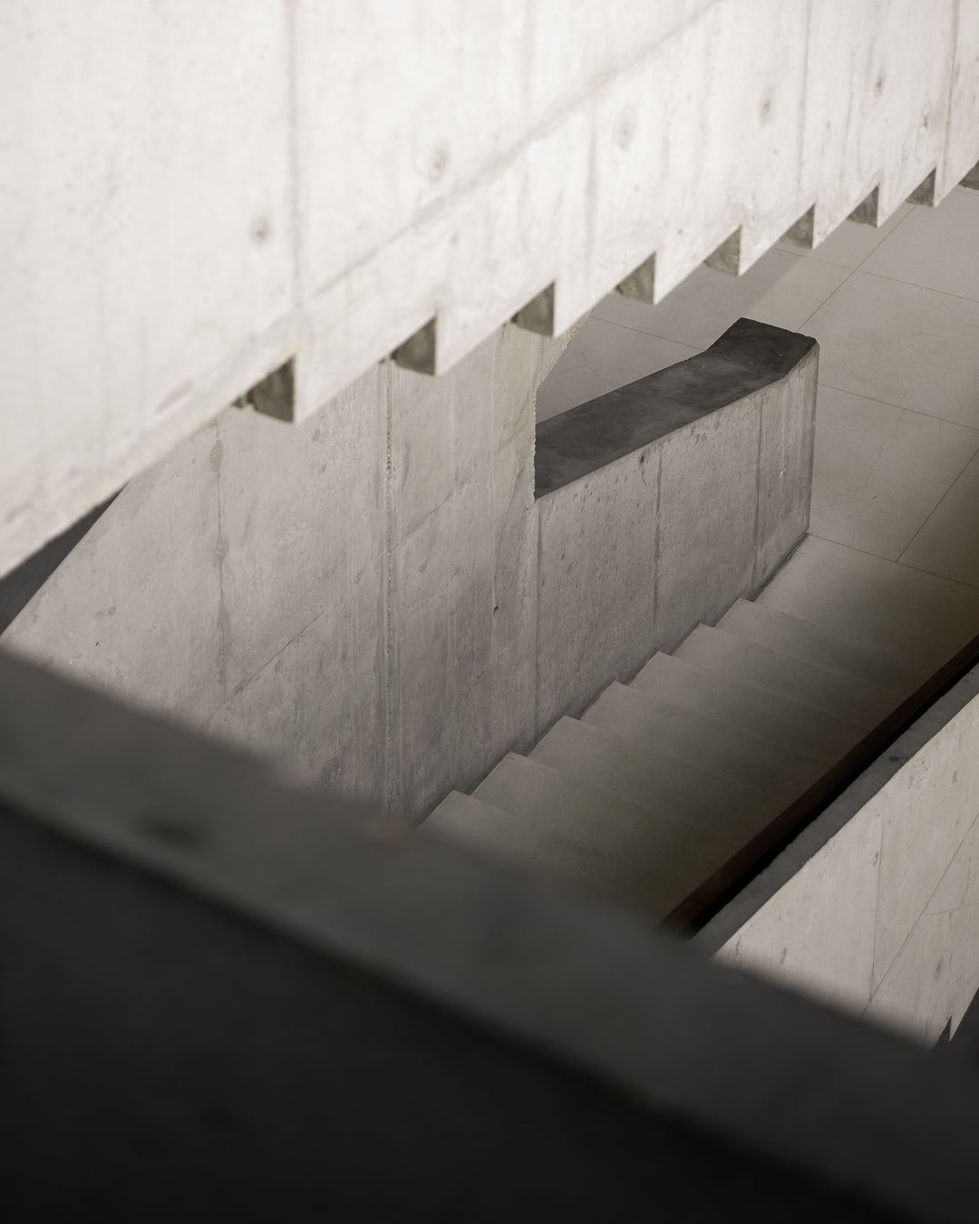 centre-national-danse-pantin-jacques-kalisz-staircase-overhead-concrete-handrail-thibaud-poirier