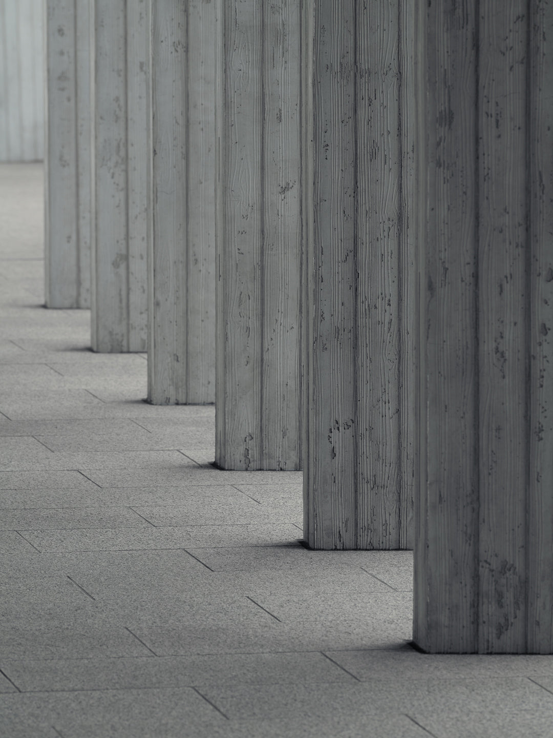 hiroshima-peace-memorial-museum-kenzo-tange-concrete-pilotis-row-ground-perspective-thibaud-poirier