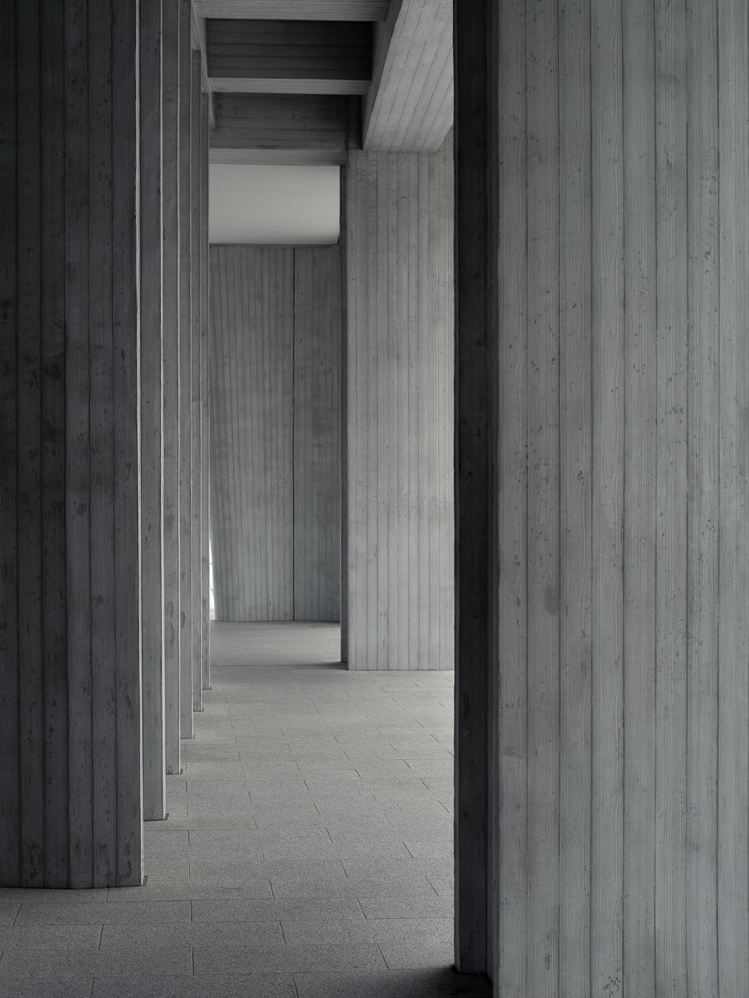 hiroshima-peace-memorial-museum-kenzo-tange-corridor-concrete-columns-depth-perspective-thibaud-poirier