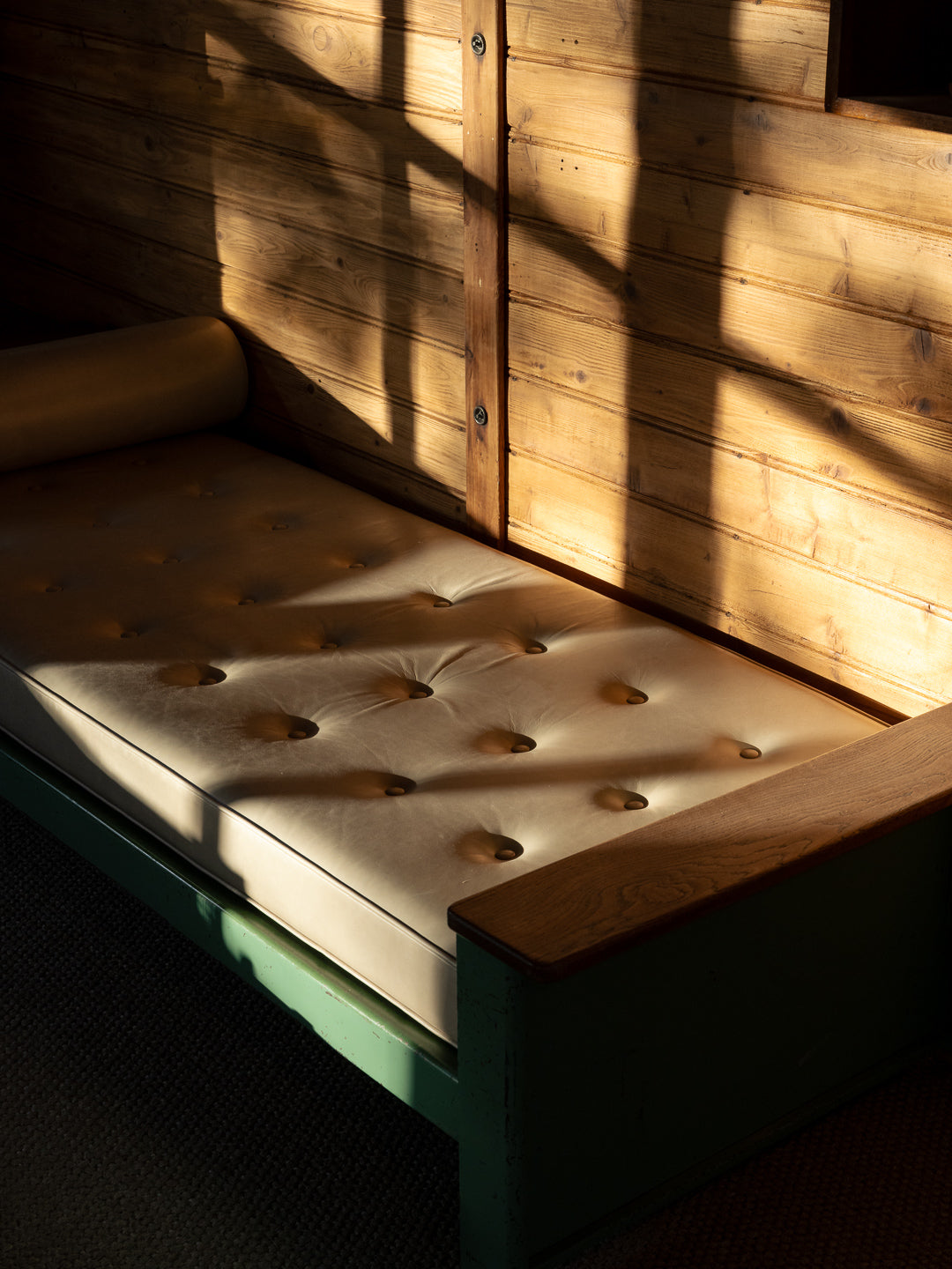 maison-demontable-8x8-jean-prouve-daybed-coussin-mur-bois-lumiere-thibaud-poirier