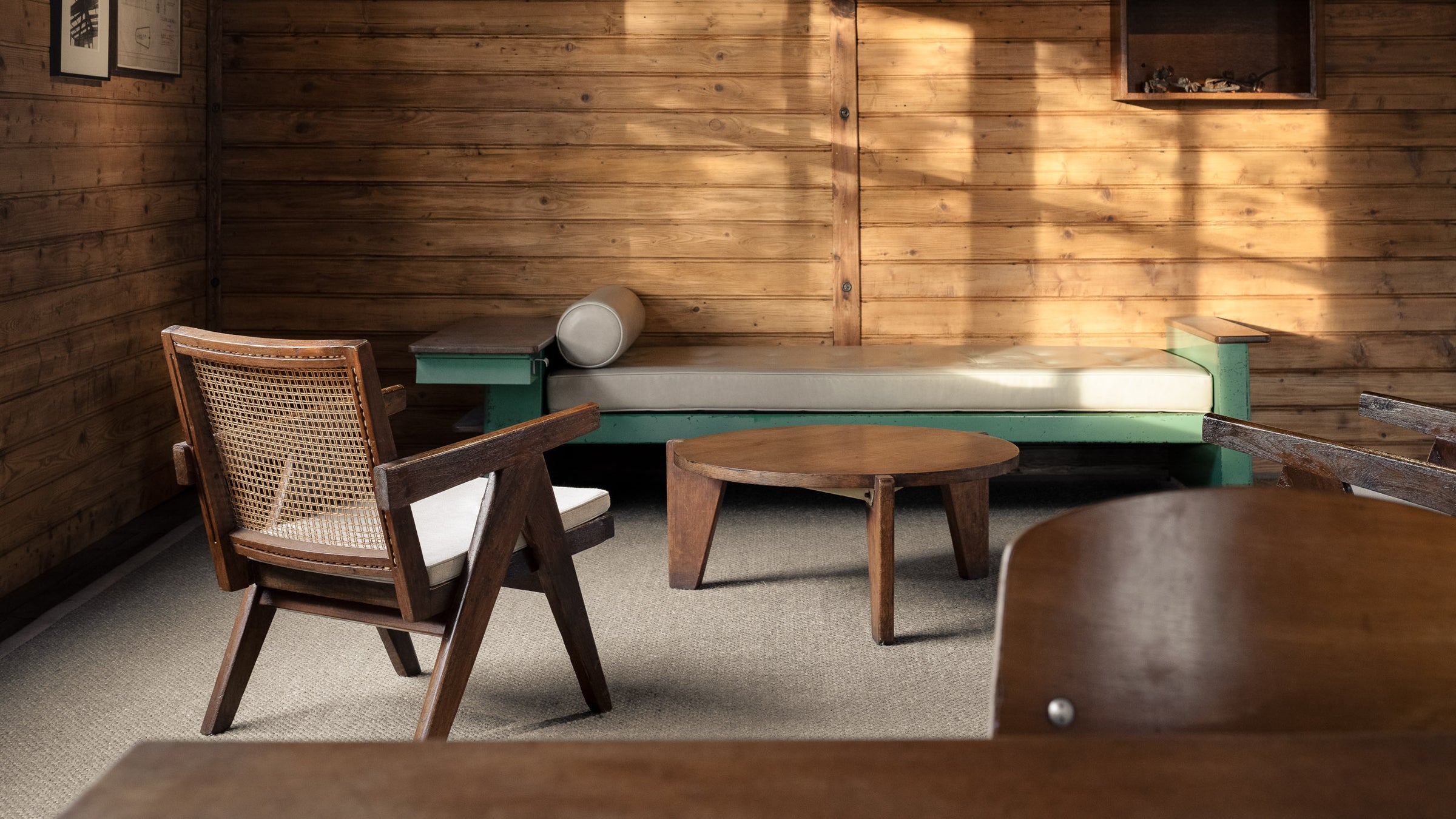 maison-demontable-8x8-jean-prouve-interieur-salon-mobilier-jeanneret-mur-bois-thibaud-poirier