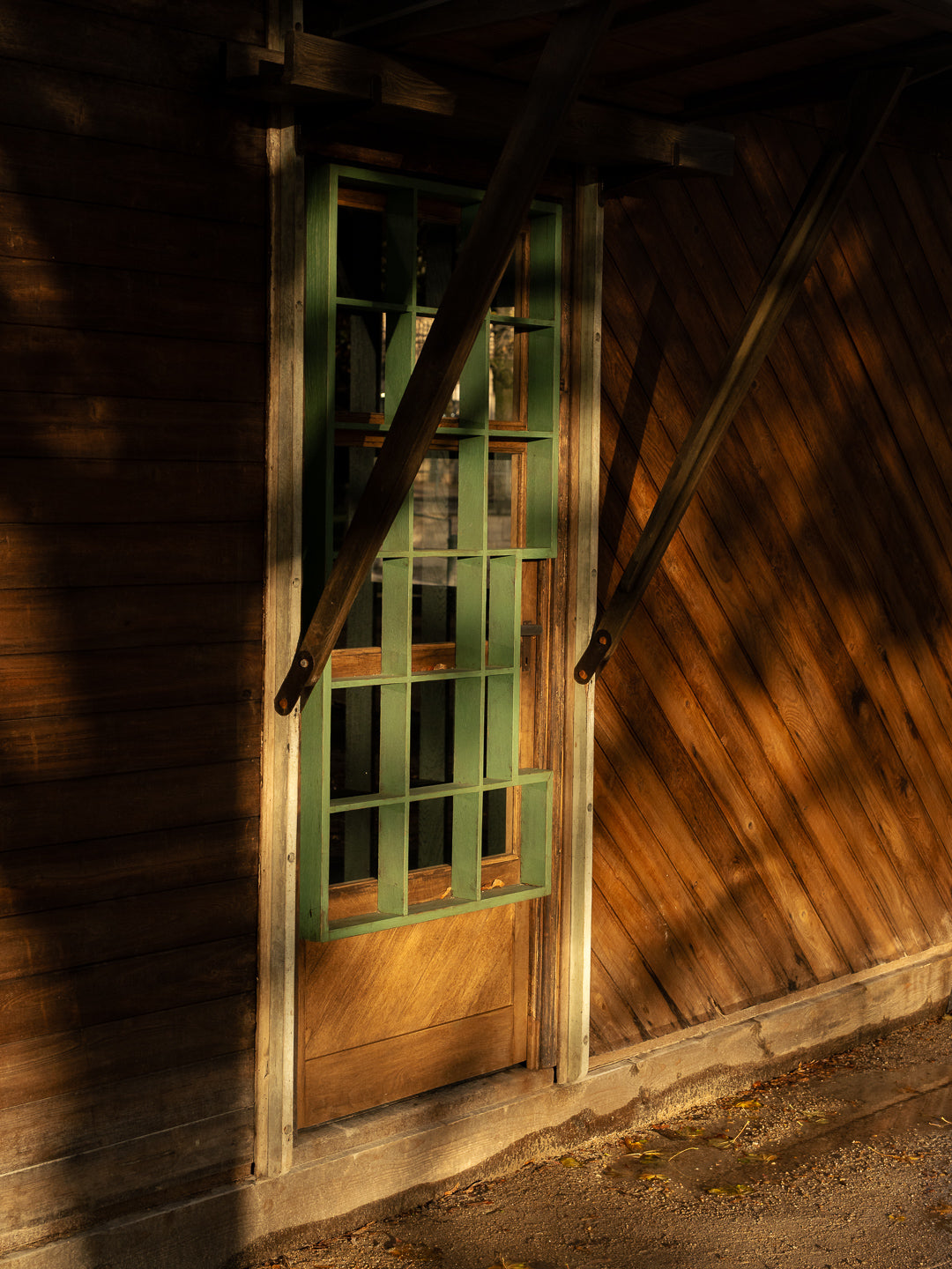 maison-demontable-8x8-jean-prouve-porte-vitree-cadre-vert-bardage-diagonal-thibaud-poirier