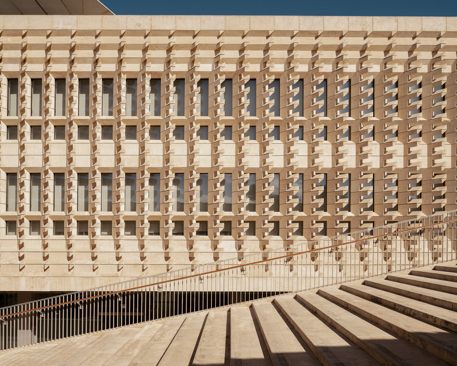 malta-parliament-house-renzo-piano-facade-sculpted-limestone-blocks-grand-staircase-thibaud-poirier