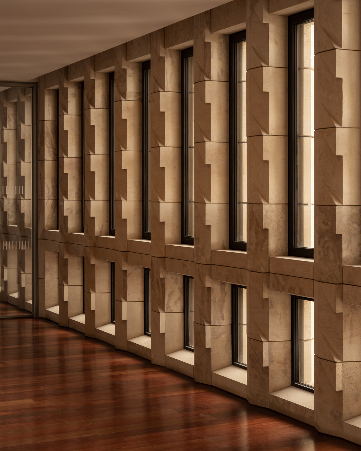 malta-parliament-house-renzo-piano-interior-hallway-limestone-relief-vertical-windows-thibaud-poirier