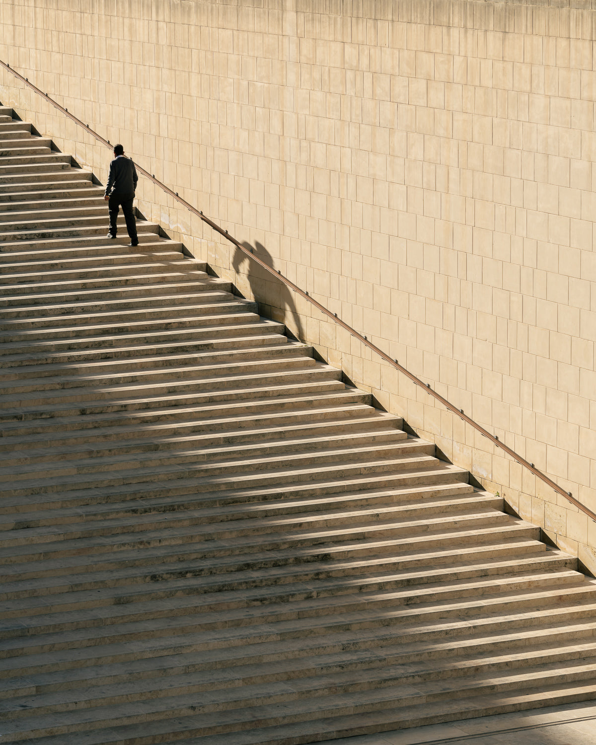 malta-parliament-house-renzo-piano-limestone-staircase-figure-shadow-thibaud-poirier