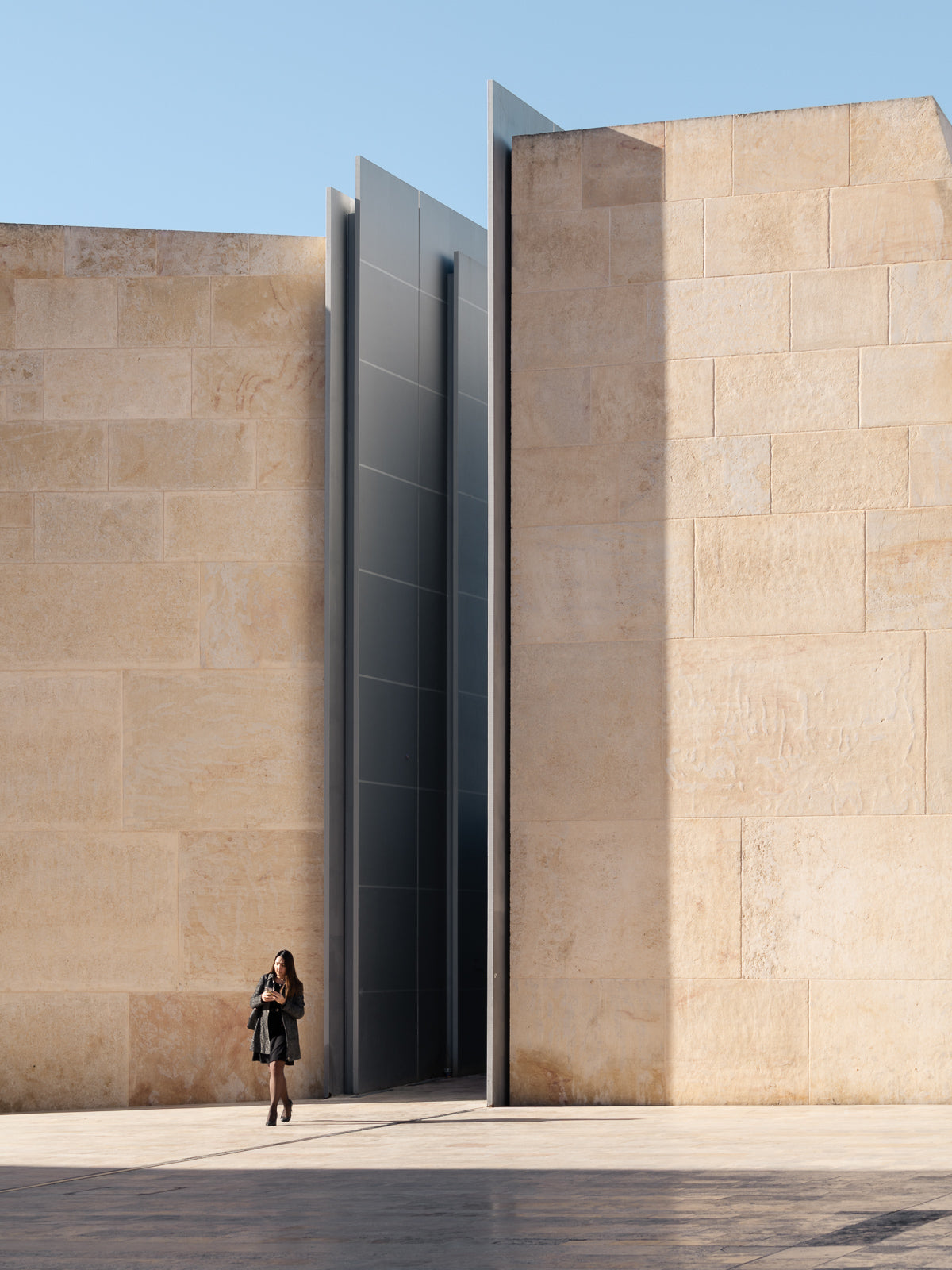 malta-parliament-house-renzo-piano-limestone-wall-tall-glass-slit-entrance-thibaud-poirier