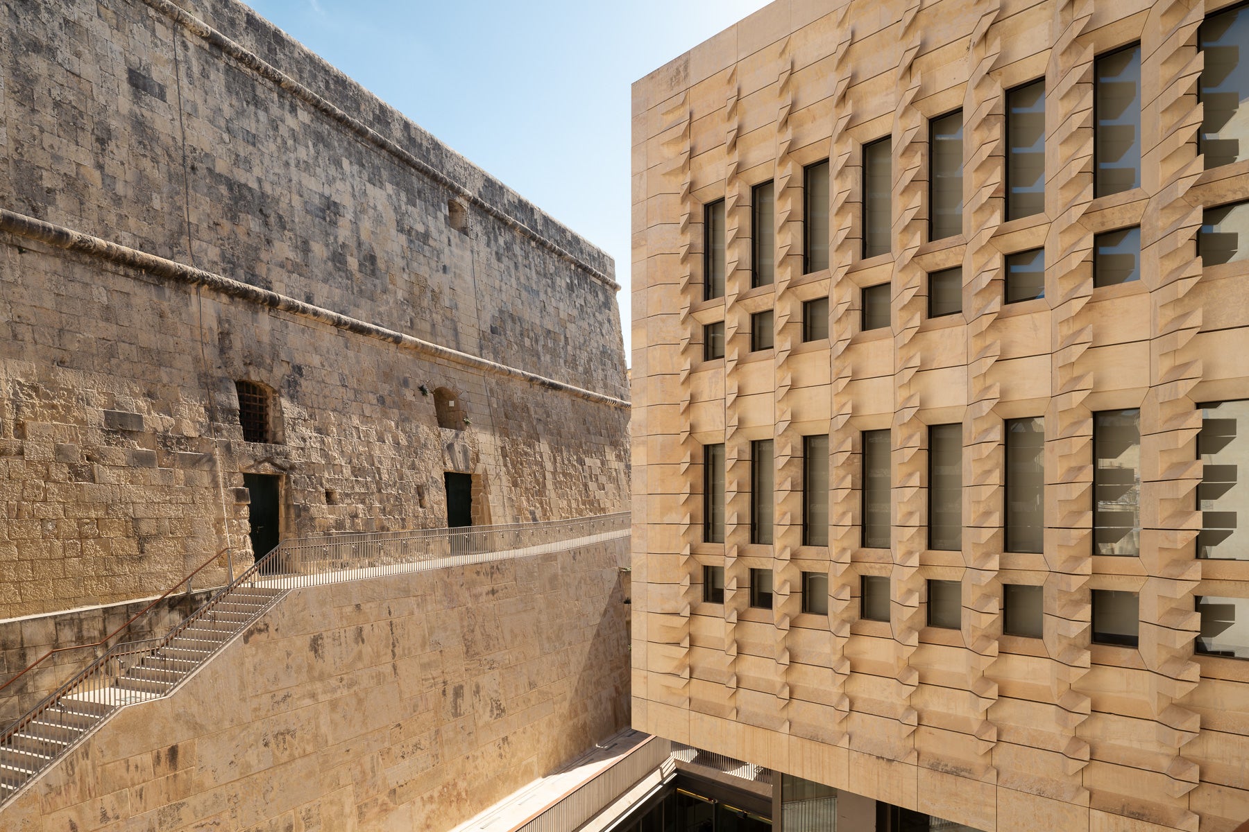 malta-parliament-house-renzo-piano-modern-facade-historic-fortification-wall-valletta-thibaud-poirier