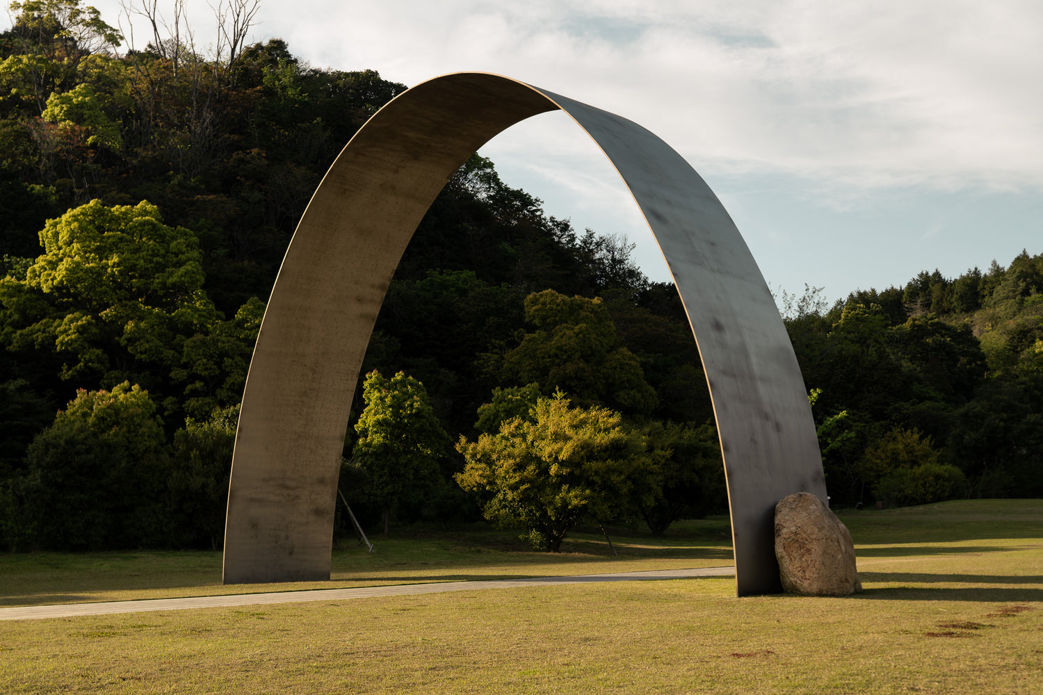 naoshima-lee-ufan-museum-steel-arch-sculpture-lawn-thibaud-poirier