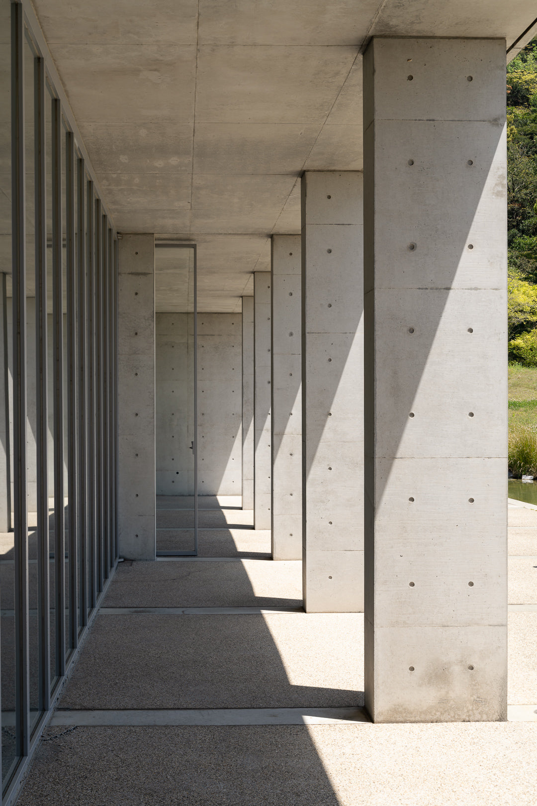 naoshima-tadao-ando-colonnade-concrete-pillars-glass-wall-thibaud-poirier-Sugimoto