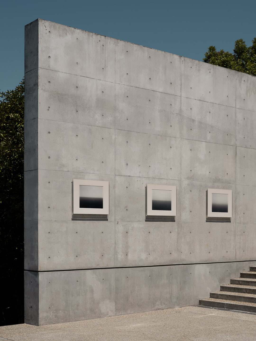 naoshima-tadao-ando-concrete-facade-three-square-windows-thibaud-poirier-Benesse-House-Sugimoto