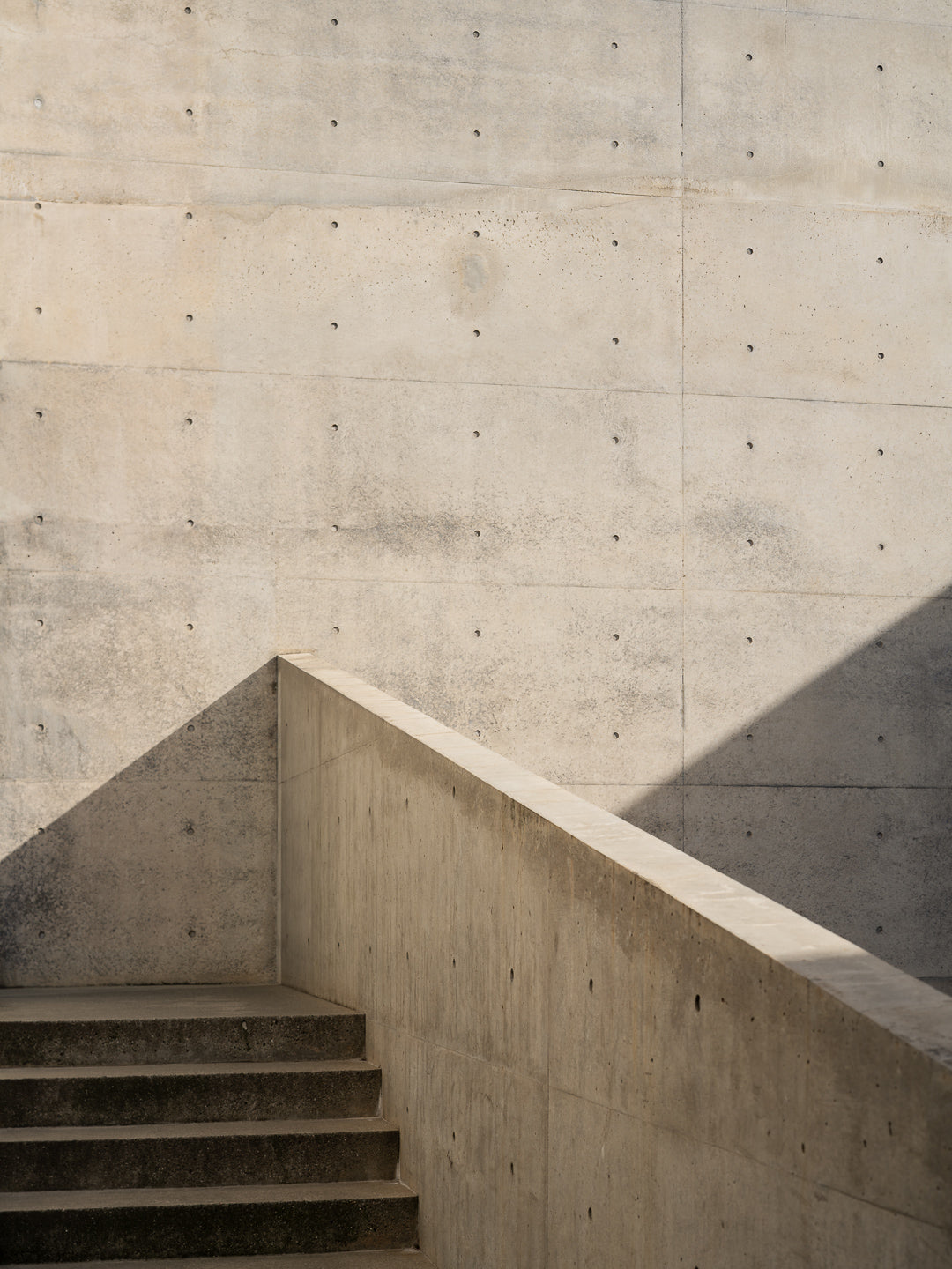 naoshima-tadao-ando-concrete-staircase-diagonal-shadow-thibaud-poirier-chichu-art-museum