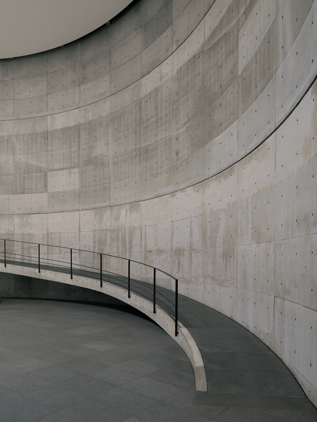 naoshima-tadao-ando-curved-concrete-wall-railing-oculus-thibaud-poirier-Benesse-House