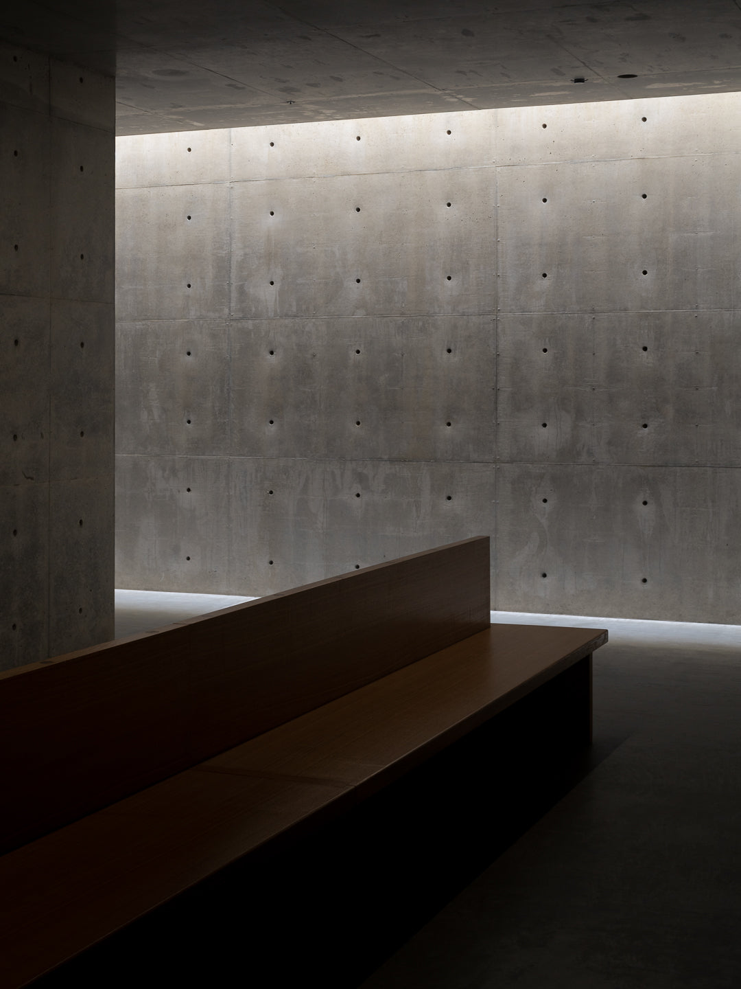 naoshima-tadao-ando-wooden-bench-concrete-wall-light-slit-thibaud-poirier