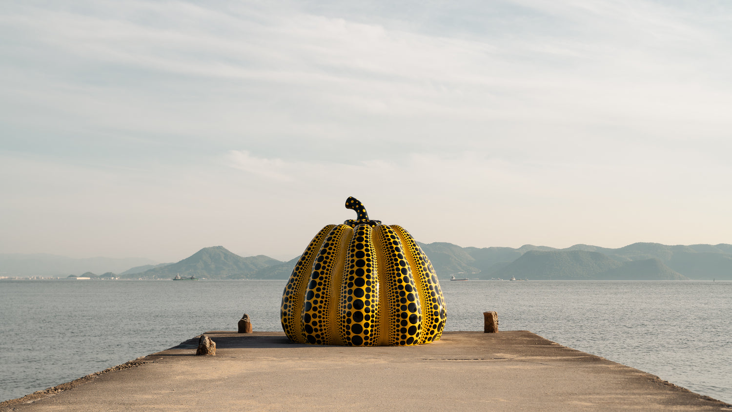 naoshima-yayoi-kusama-yellow-pumpkin-sculpture-pier-sea-thibaud-poirier