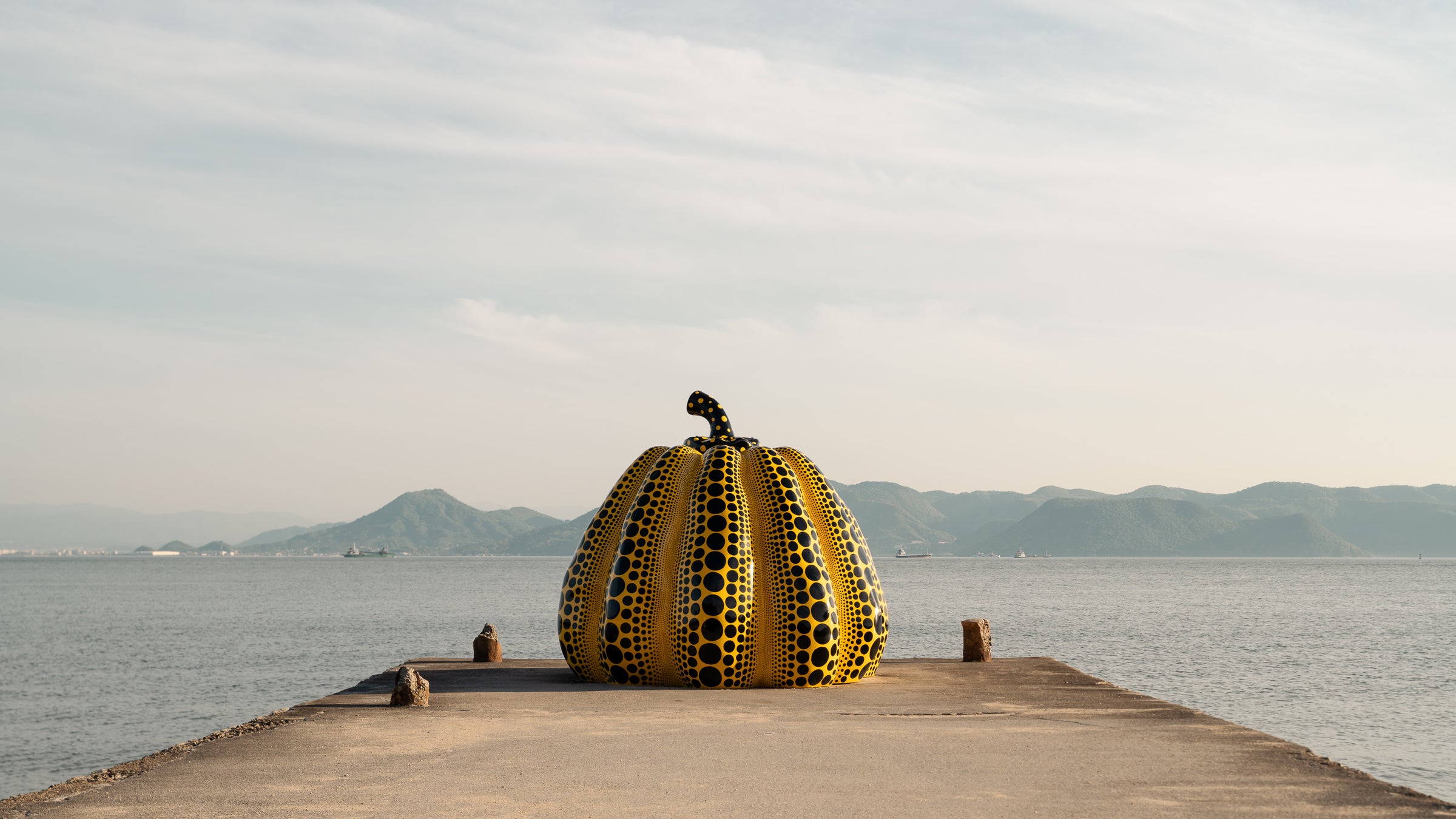 naoshima-yayoi-kusama-yellow-pumpkin-sculpture-pier-sea-thibaud-poirier
