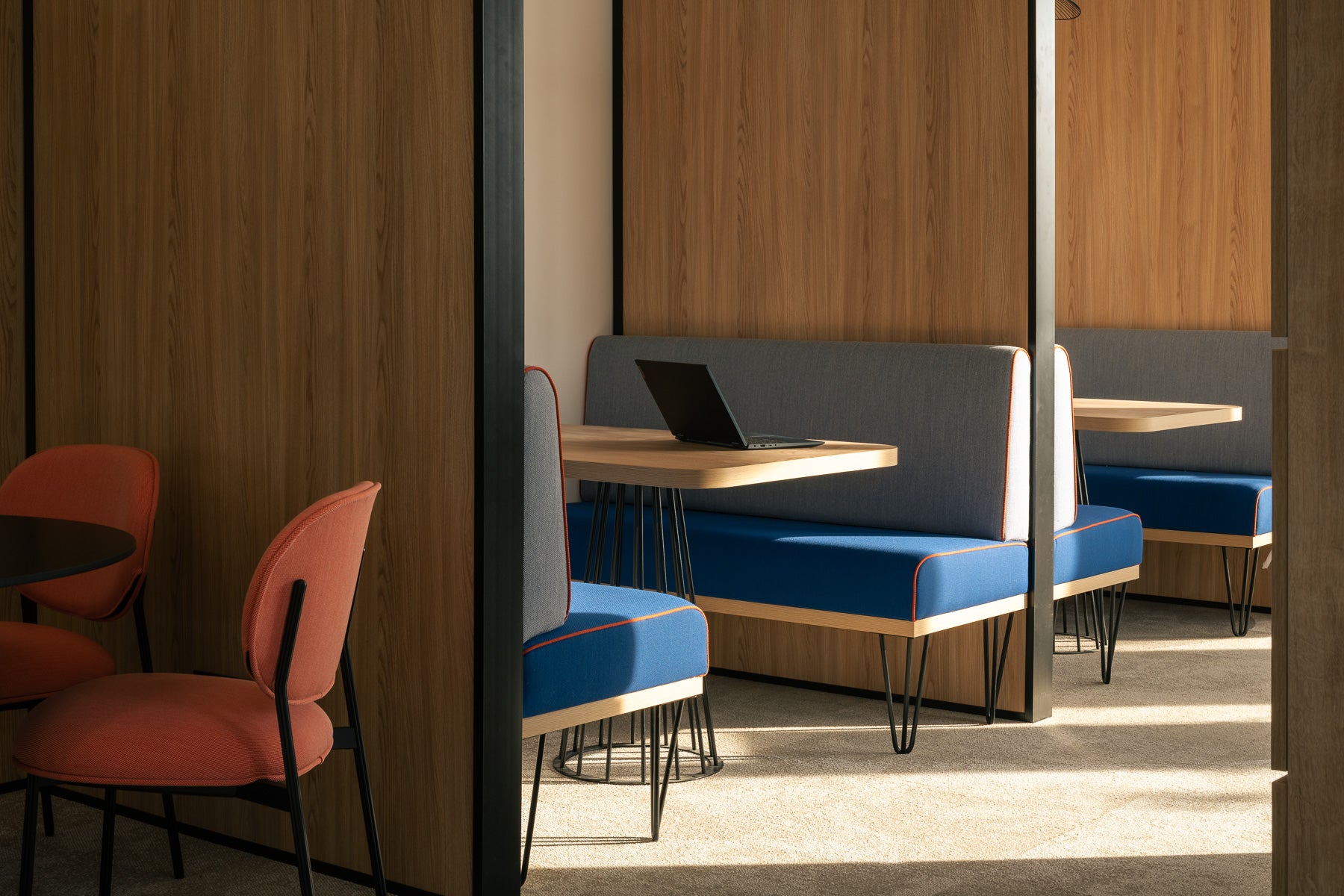 workplace-design-banquette-bleue-pieds-epingle-cloison-bois-thibaud-poirier