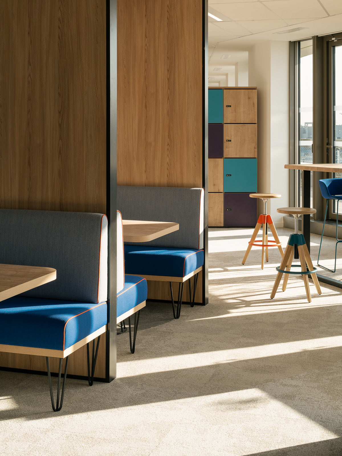 workplace-design-booths-bleus-open-space-rangement-colore-tabouret-thibaud-poirier