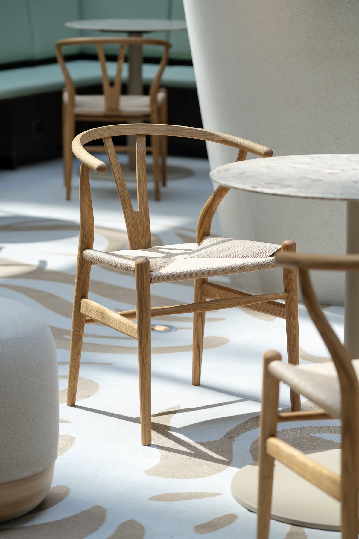 workplace-design-chaises-wishbone-hans-wegner-table-marbre-sol-motif-thibaud-poirier