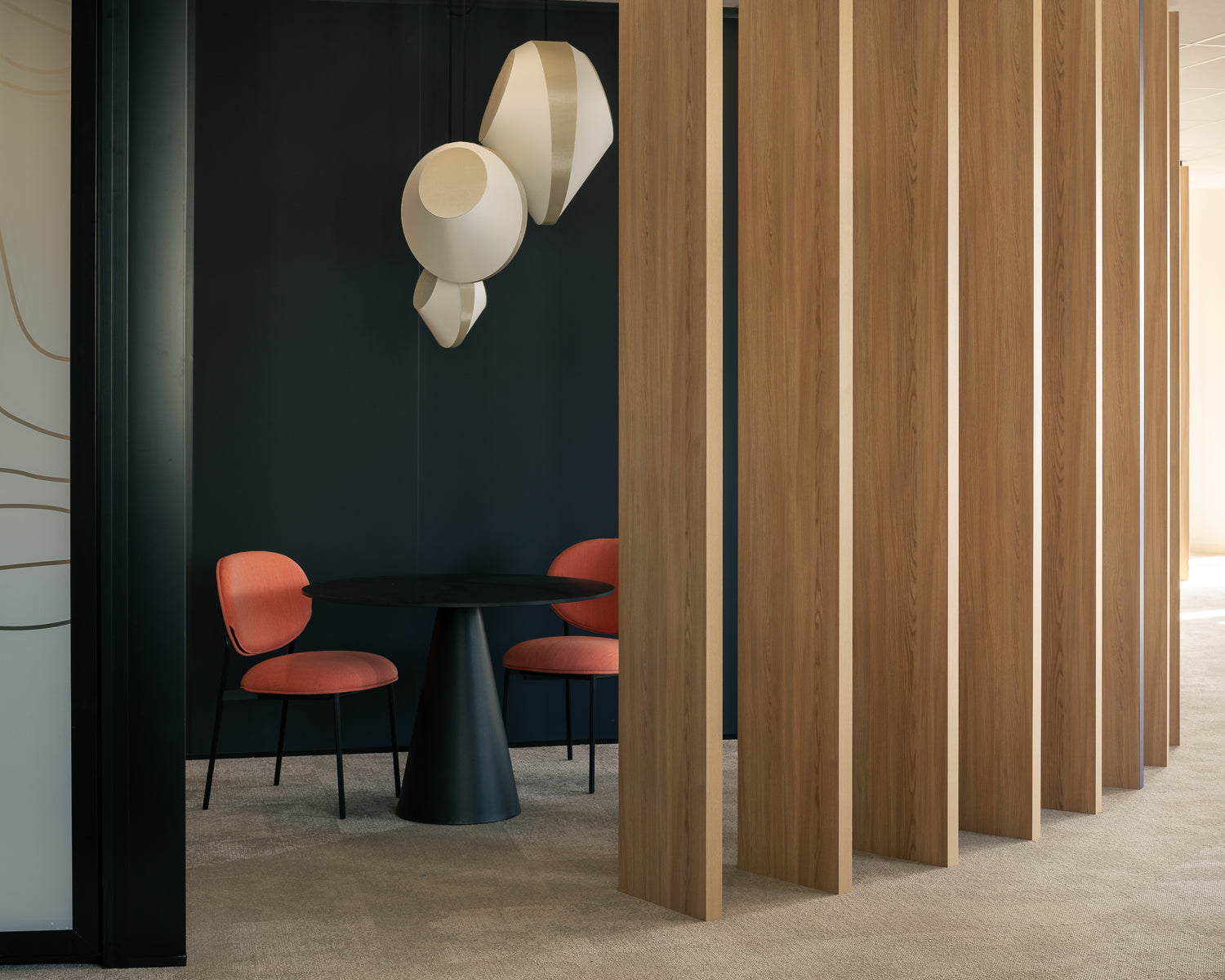 workplace-design-claustra-bois-table-ronde-chaises-corail-suspension-sculptee-thibaud-poirier