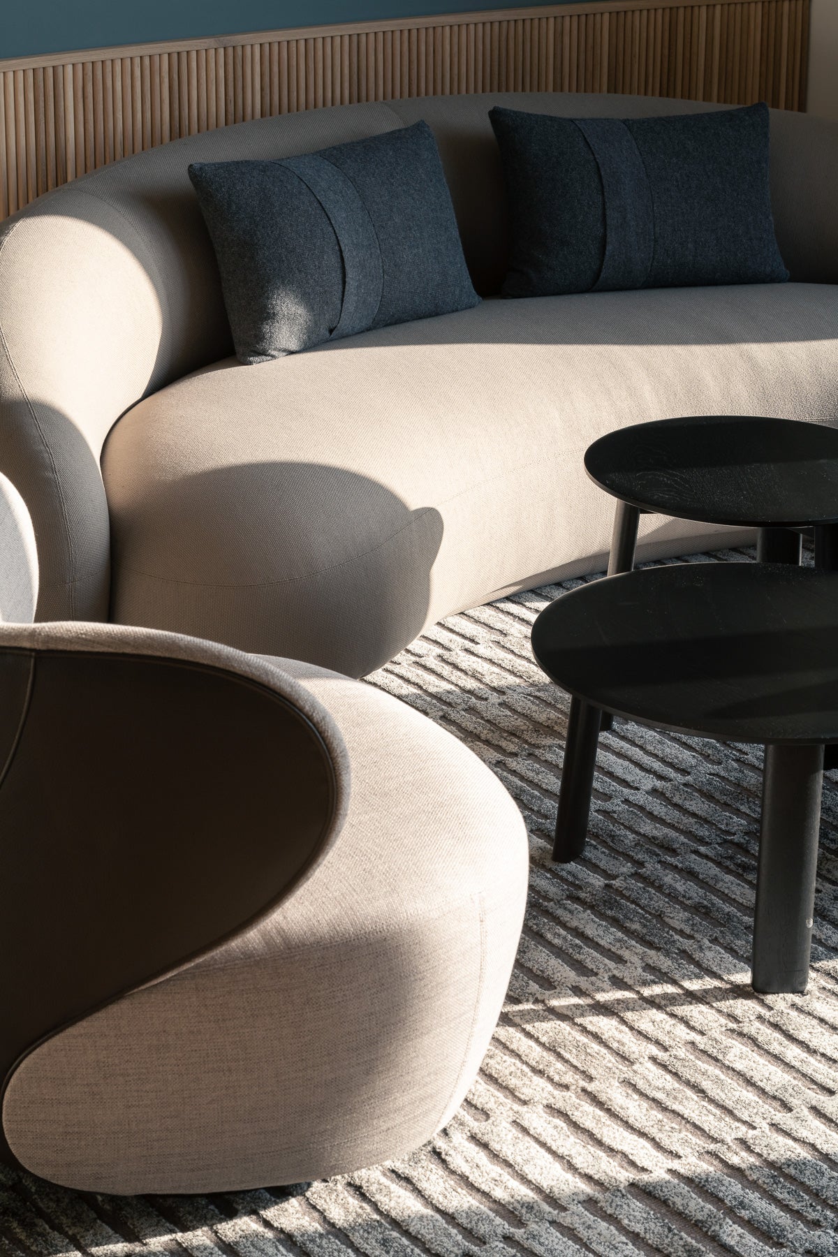 workplace-design-detail-canape-courbe-fauteuil-organique-coussins-bleus-thibaud-poirier