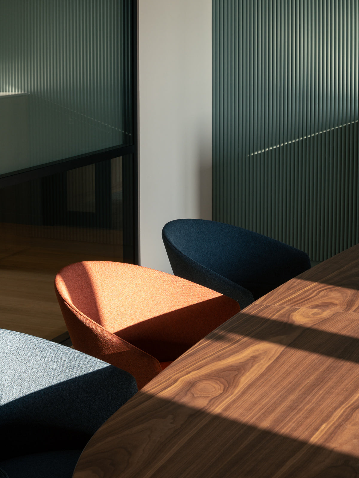 workplace-design-detail-chaises-terracotta-table-noyer-mur-cannele-vert-thibaud-poirier