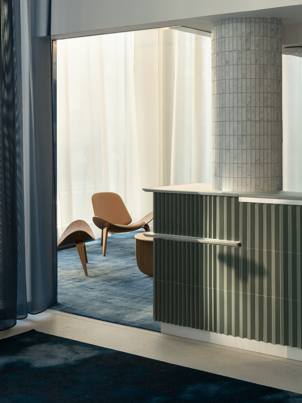 workplace-design-detail-fauteuil-shell-cuir-colonne-mur-cannele-thibaud-poirier