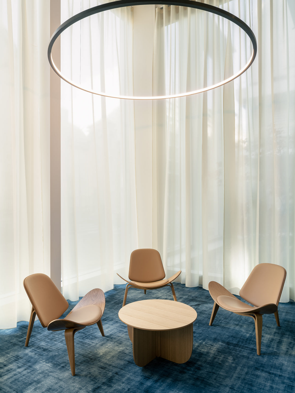 workplace-design-lobby-fauteuils-shell-cuir-camel-suspension-anneau-led-thibaud-poirier