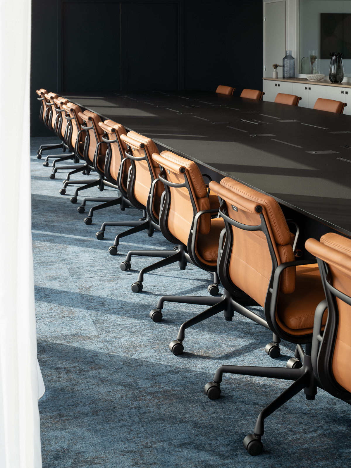 workplace-design-salle-reunion-fauteuils-cuir-cognac-grande-table-noire-thibaud-poirier