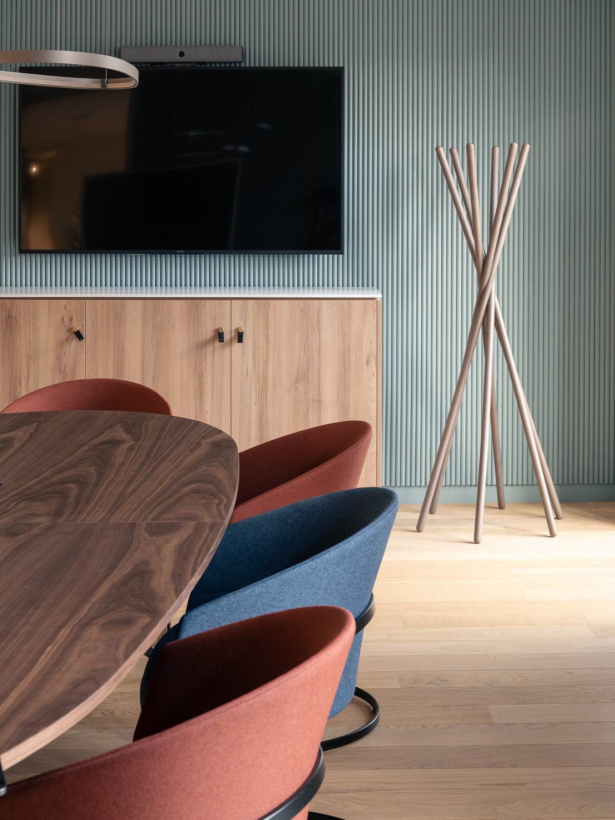 workplace-design-salle-reunion-table-noyer-chaises-terracotta-mur-cannele-thibaud-poirier