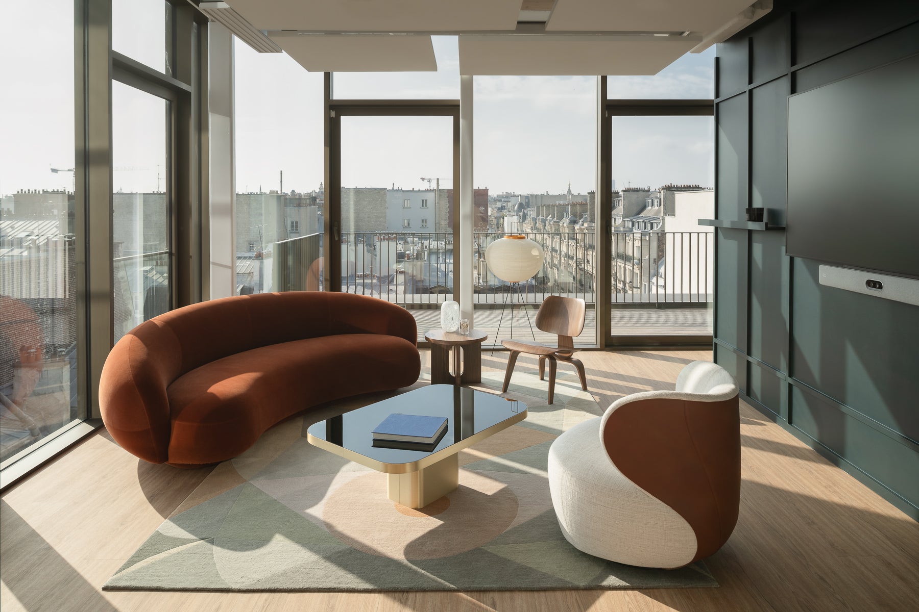 workplace-design-salon-panoramique-canape-terracotta-vue-toits-paris-thibaud-poirier