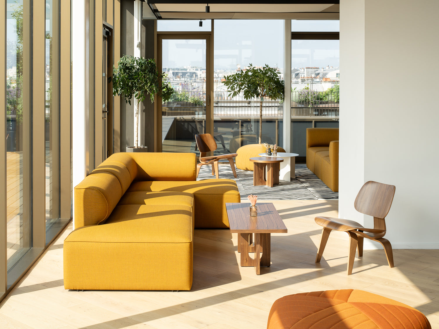 workplace-design-terrasse-canape-modulaire-jaune-eames-lcw-plantes-thibaud-poirier